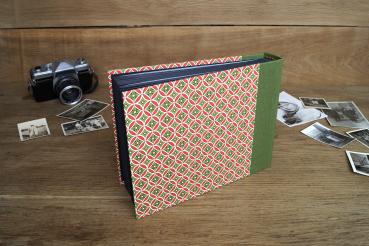 Klassisches Fotoalbum "Sepp", rot grünes Album, geometrisch